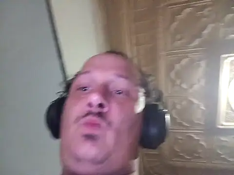 Snapshot of macKnd chatting on 6, 10, 2025 macKnd online show from 6, 10, 2025