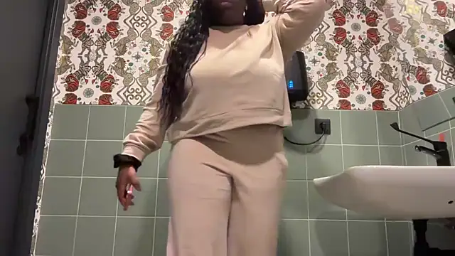 Snapshot of nanaisbackk chatting on 16, 12, 2025 nanaisbackk online show from 16, 12, 2025