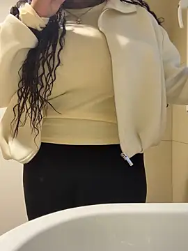 Snapshot of nanaisbackk chatting on 17, 12, 2025 nanaisbackk online show from 17, 12, 2025