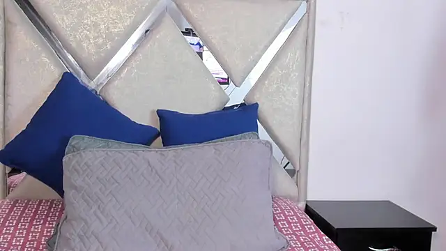 Snapshot of mia_fox4 chatting on 25, 10, 2025 mia fox4 online show from 25, 10, 2025