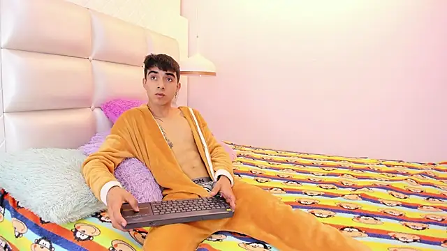 Hottie Guy online show from 7, 10, 2025