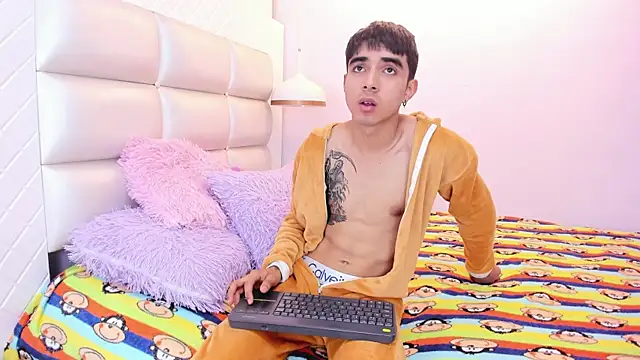 Hottie Guy online show from 8, 10, 2025