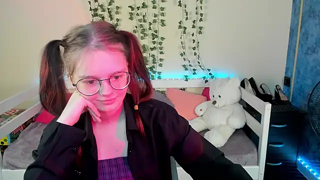 Snapshot of shy_elina01 chatting on 2, 10, 2025 shy elina01 online show from 2, 10, 2025