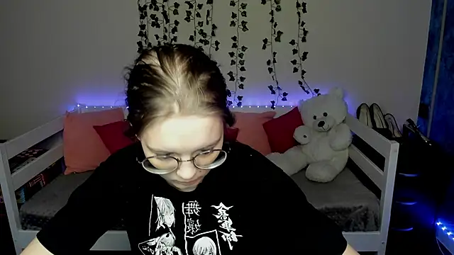 Snapshot of shy_elina01 chatting on 15, 10, 2025 shy elina01 online show from 15, 10, 2025