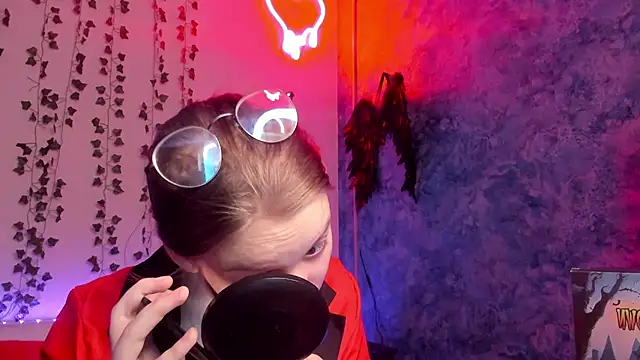 Snapshot of shy_elina01 chatting on 28, 10, 2025 shy elina01 online show from 28, 10, 2025