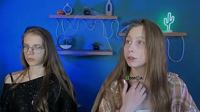 esme moore  online show from 29, 10, 2025