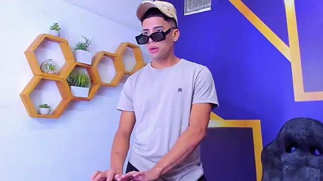 Play boys Hot2 online show from 13, 10, 2025