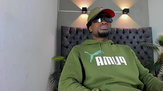 Snapshot of COMPTON_01 chatting on 18, 11, 2025 COMPTON 01 online show from 18, 11, 2025