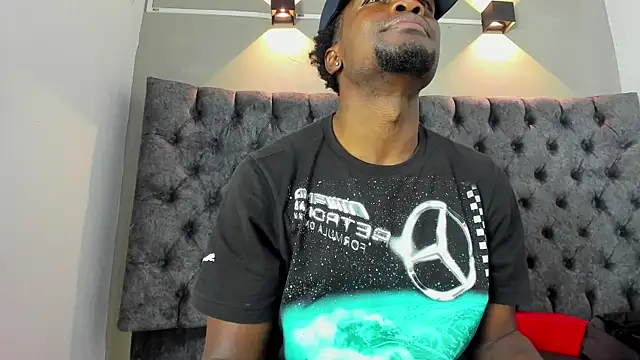 Snapshot of COMPTON_01 chatting on 28, 11, 2025 COMPTON 01 online show from 28, 11, 2025