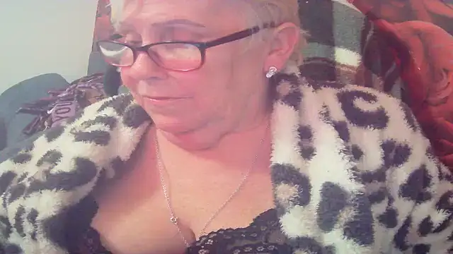 Playful MILF Demi online show from 22, 4, 2026