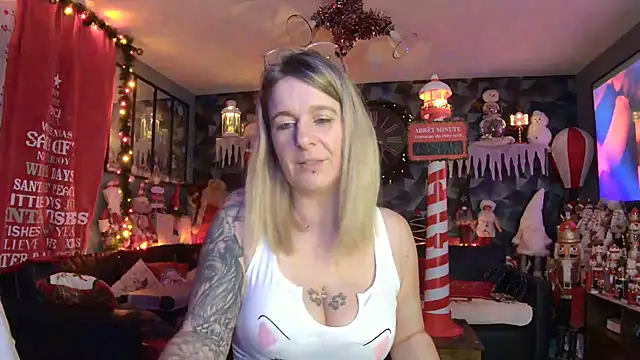 Snapshot of Delichieuse5 chatting on 18, 12, 2025 Delichieuse5 online show from 18, 12, 2025