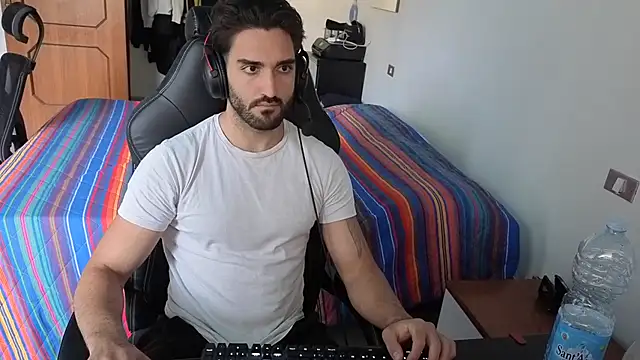 Al3xox02 online show from 15, 4, 2026