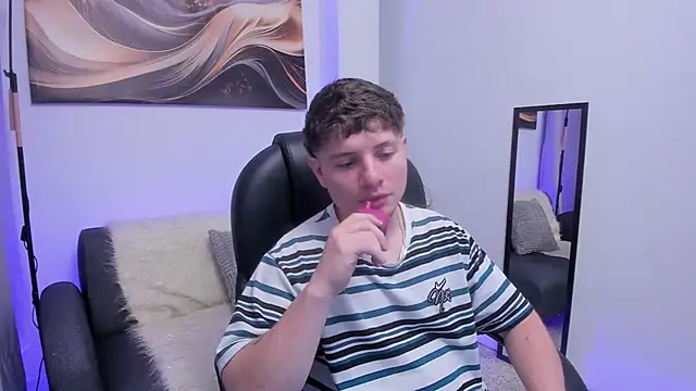 Snapshot of Leoo_Miller chatting on 17, 12, 2025 Leoo Miller online show from 17, 12, 2025