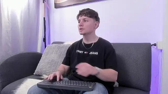 Snapshot of Leoo_Miller chatting on 19, 12, 2025 Leoo Miller online show from 19, 12, 2025