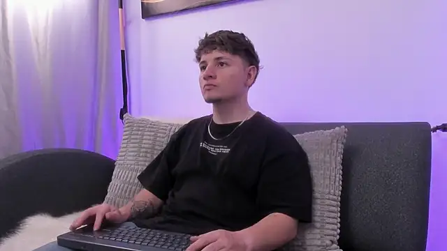 Snapshot of Leoo_Miller chatting on 21, 12, 2025 Leoo Miller online show from 21, 12, 2025