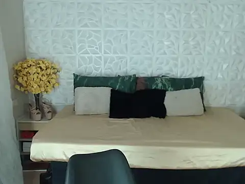 Snapshot of _YourHellMajestic_ chatting on 6, 11, 2025 YourHellMajestic online show from 6, 11, 2025