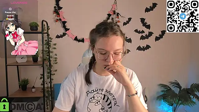 Nuura Moore online show from 6, 11, 2025