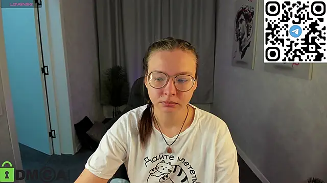 Nuura Moore online show from 25, 11, 2025