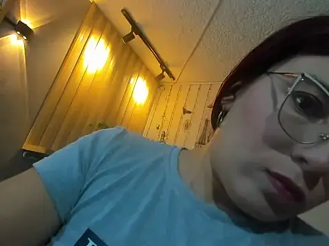 Snapshot of allison_mc chatting on 11, 10, 2025 allison mc online show from 11, 10, 2025