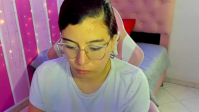 Snapshot of allison_mc chatting on 8, 11, 2025 allison mc online show from 8, 11, 2025