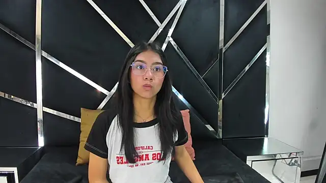 Snapshot of Mia_clark18 chatting on 29, 10, 2025 Mia clark18 online show from 29, 10, 2025