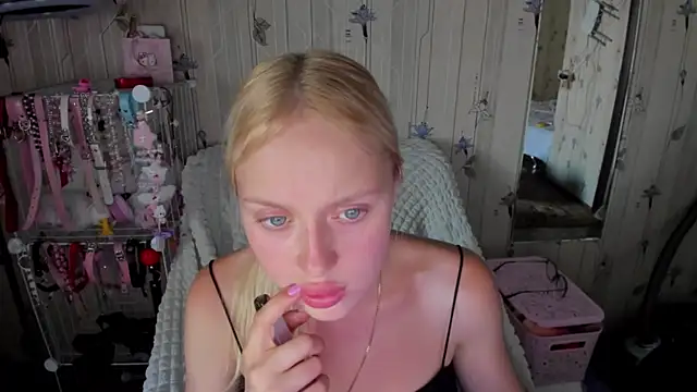 Snapshot of CeaneLino chatting on 8, 8, 2026 CeaneLino online show from 8, 8, 2026