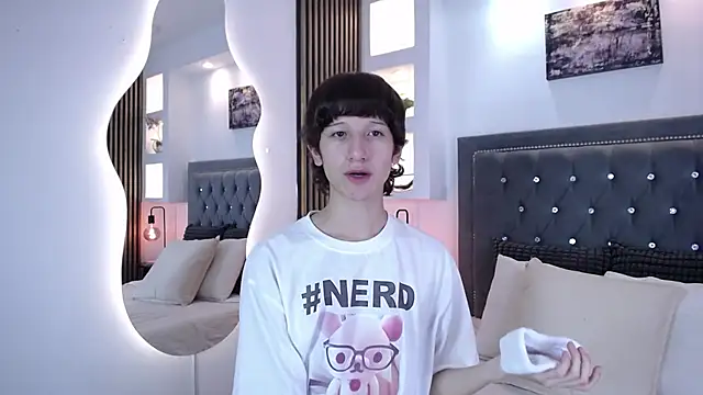 Emo Boy  online show from 13, 3, 2026