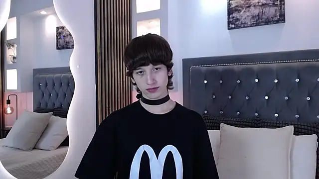 Emo Boy  online show from 19, 4, 2026