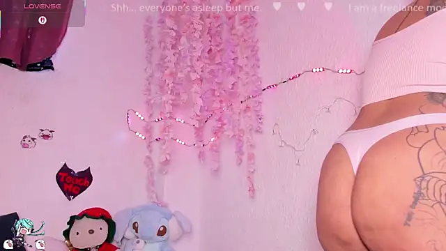 Snapshot of Emilycollei chatting on 2, 11, 2025 Emilycollei online show from 2, 11, 2025