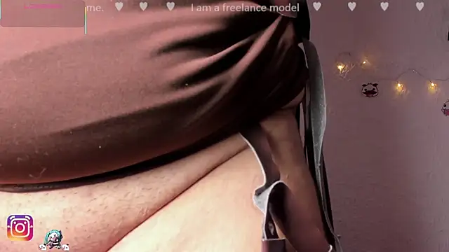 Snapshot of Emilycollei chatting on 12, 11, 2025 Emilycollei online show from 12, 11, 2025