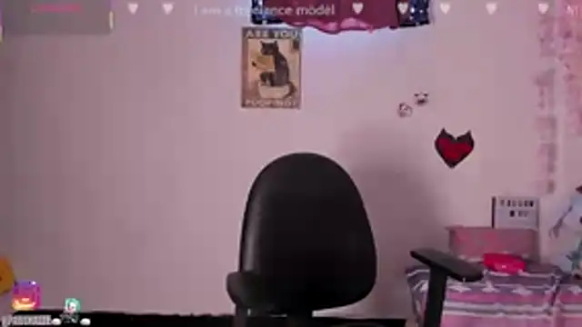 Snapshot of Emilycollei chatting on 13, 11, 2025 Emilycollei online show from 13, 11, 2025