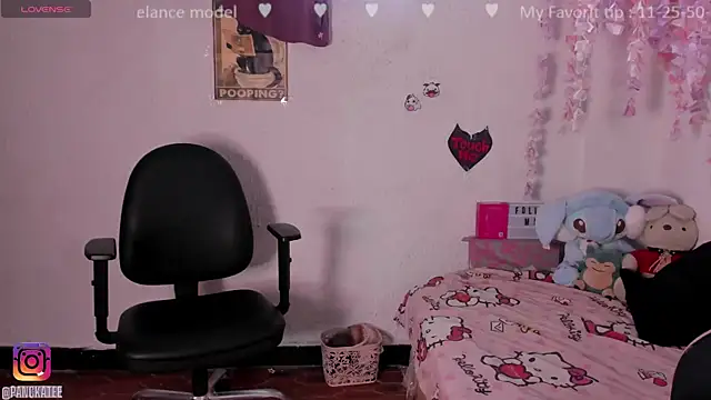 Snapshot of Emilycollei chatting on 14, 11, 2025 Emilycollei online show from 14, 11, 2025