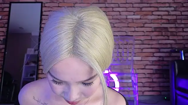 Snapshot of saya_li1 chatting on 28, 10, 2025 saya li1 online show from 28, 10, 2025