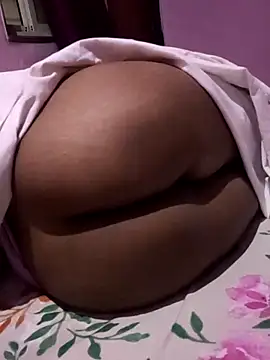 Snapshot of vickymtrb chatting on 4, 11, 2025 vickymtrb online show from 4, 11, 2025