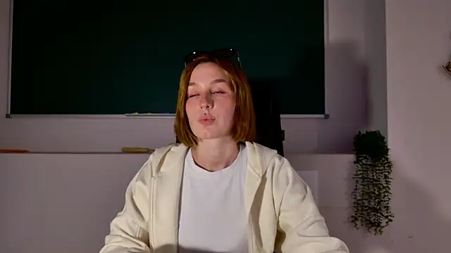 ClaireMathis online show from 27, 4, 2026