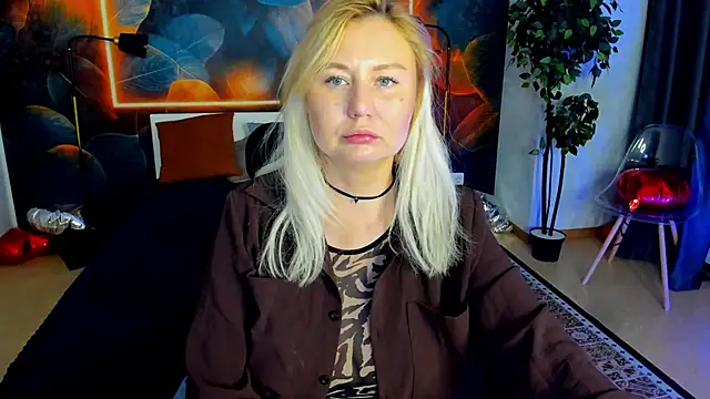 Snapshot of scent__of_woman chatting on 28, 5, 2026 scent of woman online show from 28, 5, 2026