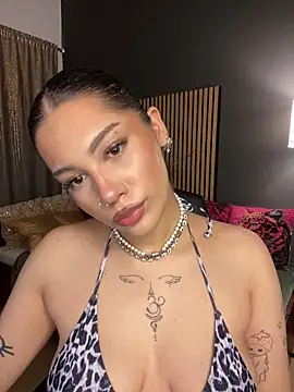 LoraShines online show from 20, 6, 2026