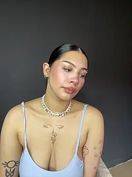 LoraShines online show from 23, 7, 2026