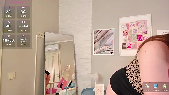 Snapshot of JulliRoss chatting on 11, 11, 2025 JulliRoss online show from 11, 11, 2025