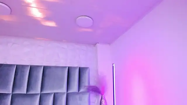 HollyPeach online show from 2, 3, 2026