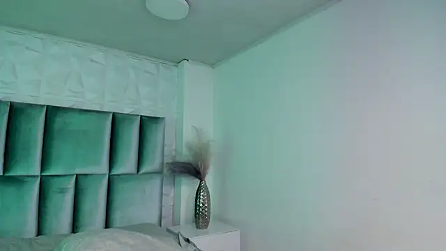 HollyPeach online show from 28, 4, 2026