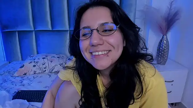 HollyPeach online show from 28, 7, 2026