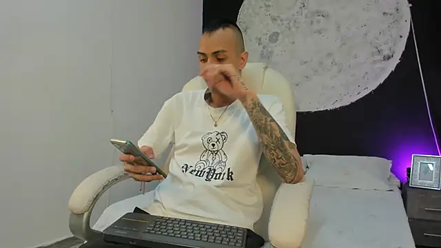 Snapshot of DerryAndIzzy chatting on 12, 10, 2025 DerryAndIzzy online show from 12, 10, 2025