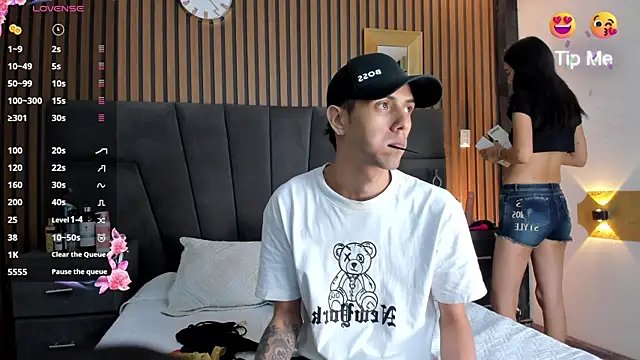 Snapshot of DerryAndIzzy chatting on 27, 10, 2025 DerryAndIzzy online show from 27, 10, 2025