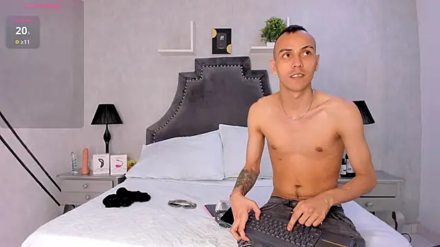 Snapshot of DerryAndIzzy chatting on 31, 10, 2025 DerryAndIzzy online show from 31, 10, 2025