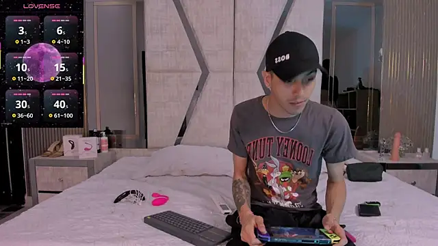 Snapshot of DerryAndIzzy chatting on 6, 11, 2025 DerryAndIzzy online show from 6, 11, 2025