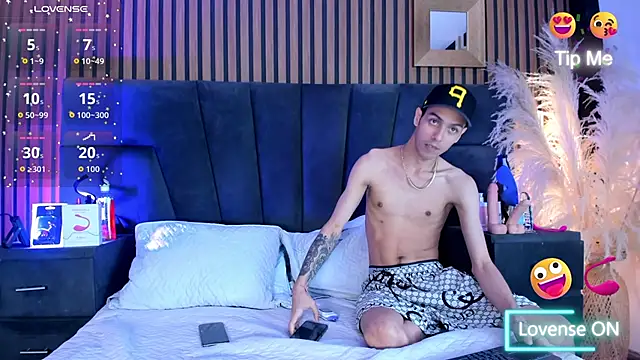 Snapshot of DerryAndIzzy chatting on 17, 12, 2025 DerryAndIzzy online show from 17, 12, 2025