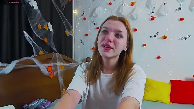 Snapshot of MeganNewCat chatting on 5, 11, 2025 MeganNewCat online show from 5, 11, 2025