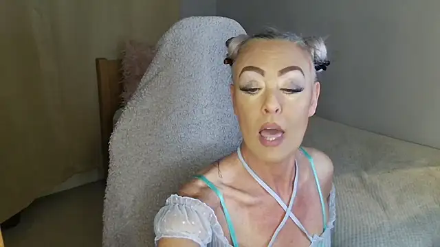 Snapshot of TheOGMiaMystique chatting on 27, 5, 2026 TheOGMiaMystique online show from 27, 5, 2026