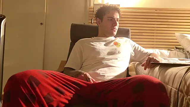 Snapshot of KevinWolf777 chatting on 3, 12, 2025 KevinWolf777 online show from 3, 12, 2025